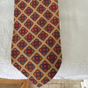 100% Silk & Reis of New Haven Tie Vintage
